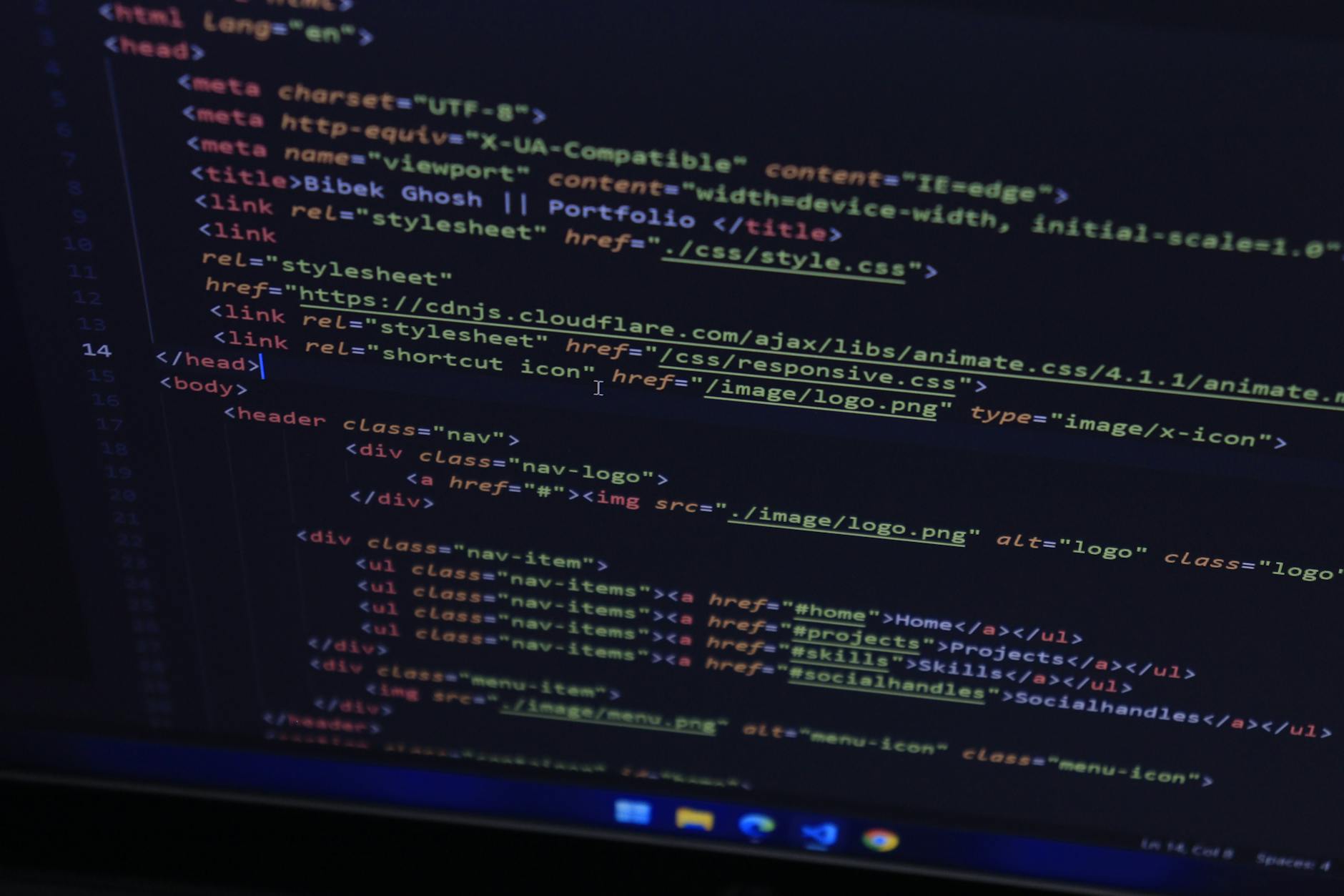 Дети учатся программировать за ноутбуками в IT-классе школы в Уфе