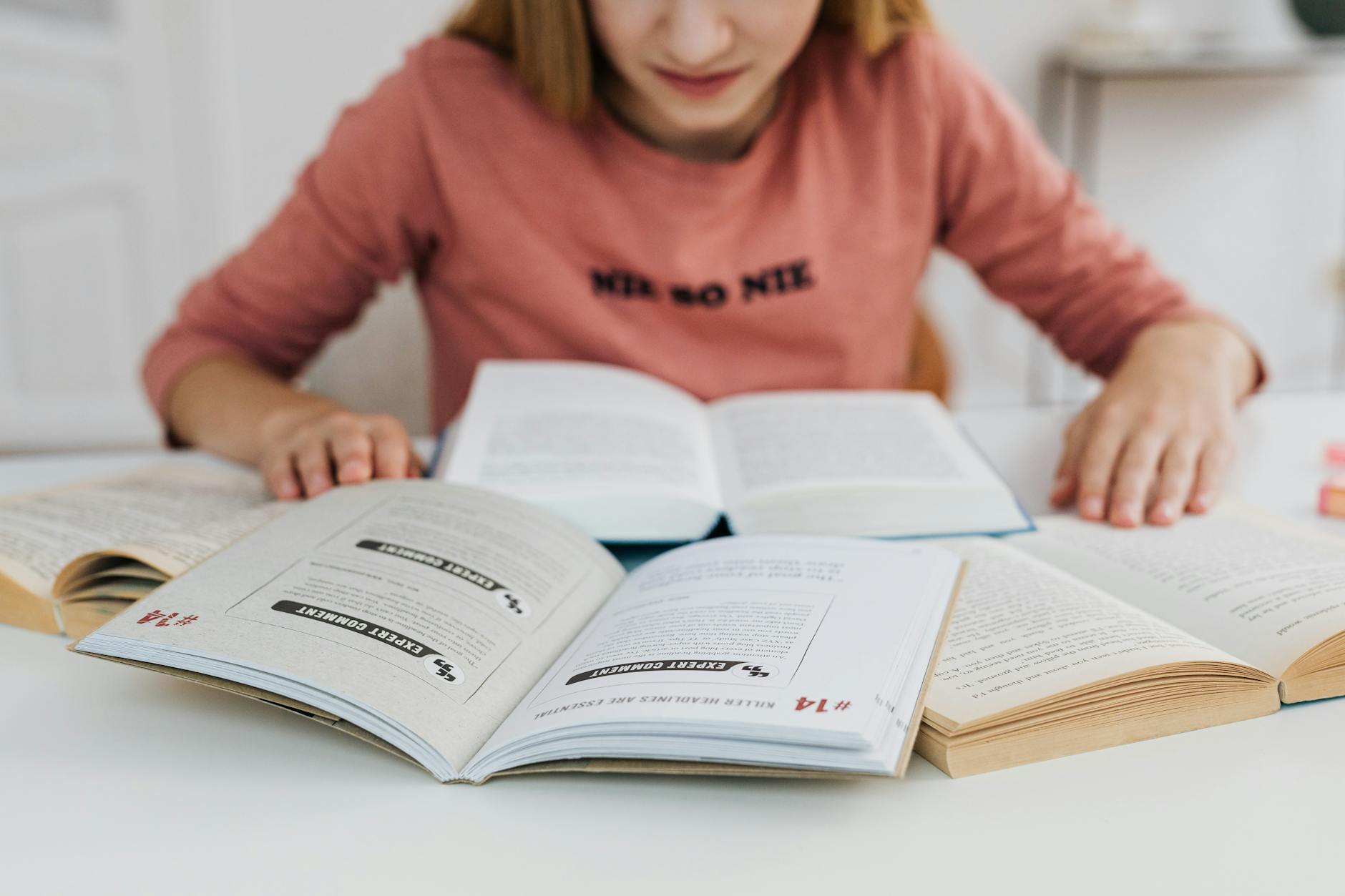 Открытая книга на столе — школа скорочтения Быстрый Лист в Ярославле