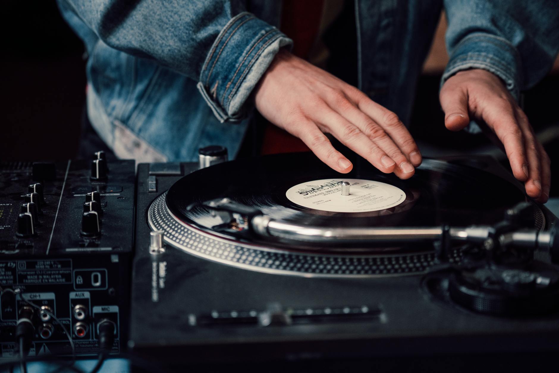 DJ за пультом Pioneer в школе диджеинга в Саратове